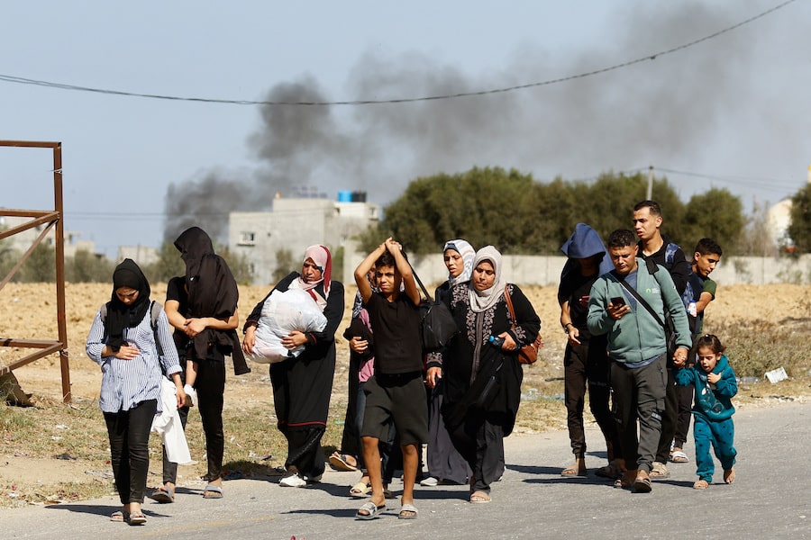 Палестинци бягат от Северна Газа, 10 ноември 2023 г. Снимка: Ройтерс/Ибрахим Абу Мустафа.